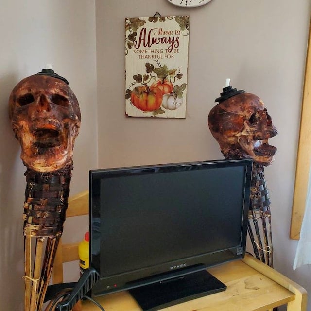 šHandmade Skull Tiki Torch