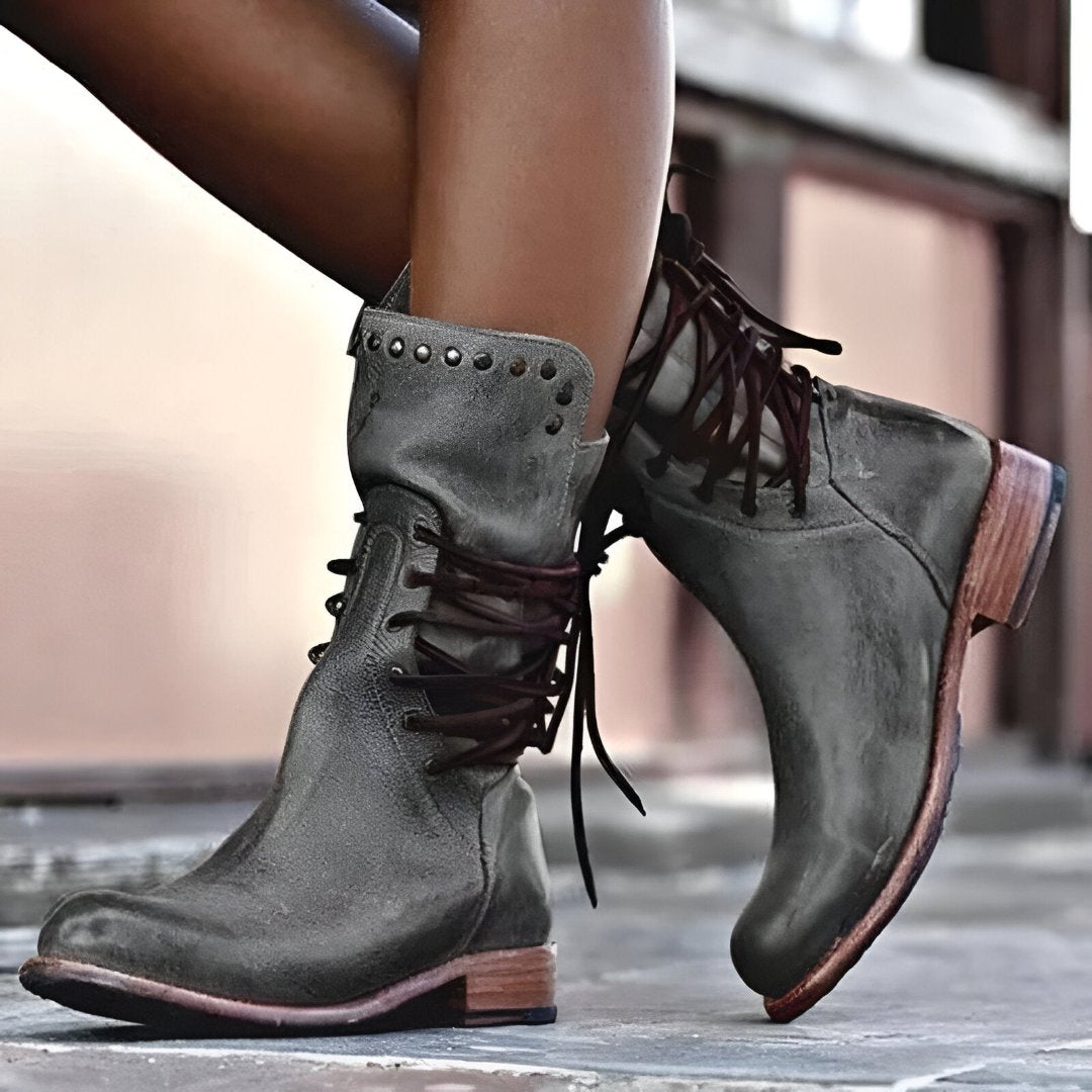 Leather ankle boots with laces